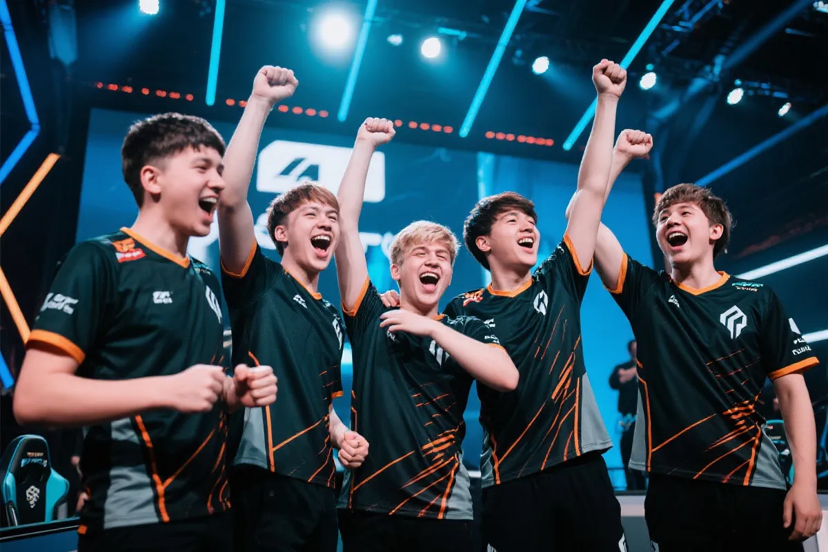 职业战队捧杯庆祝